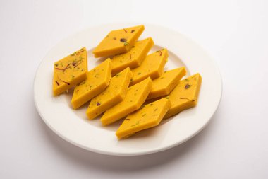 Hint Tatlısı Badam Barfi ya da Katli diğer adıyla Badem Şekeri Burfi veya Mithai, barfee
