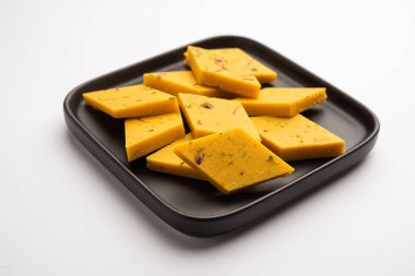 Hint Tatlısı Badam Barfi ya da Katli diğer adıyla Badem Şekeri Burfi veya Mithai, barfee