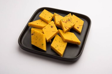 Hint Tatlısı Badam Barfi ya da Katli diğer adıyla Badem Şekeri Burfi veya Mithai, barfee