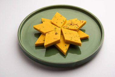 Hint Tatlısı Badam Barfi ya da Katli diğer adıyla Badem Şekeri Burfi veya Mithai, barfee