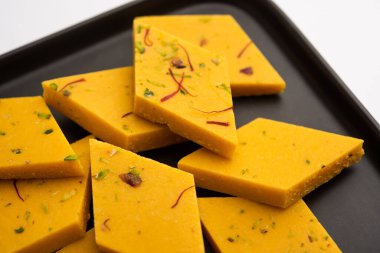 Hint Tatlısı Badam Barfi ya da Katli diğer adıyla Badem Şekeri Burfi veya Mithai, barfee