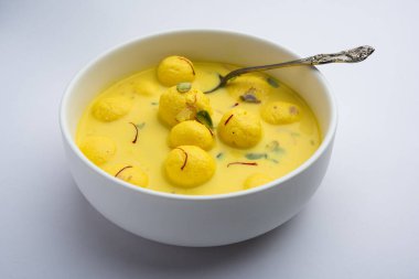 Angoori Rasmalai, kuru meyveler ve safran malzemeleriyle tatlandırılmış bir Hint tatlısıdır. seçici odak