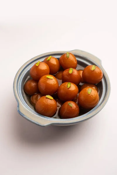 インドの甘い食べ物ガラブジャムンは 丸いセラミックボウルで提供しています — ストック写真