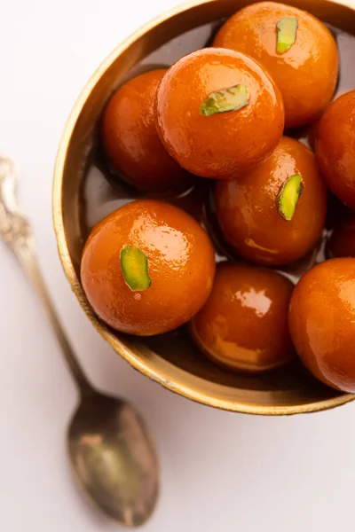 インドの甘い食べ物ガラブジャムンは 丸いセラミックボウルで提供しています — ストック写真
