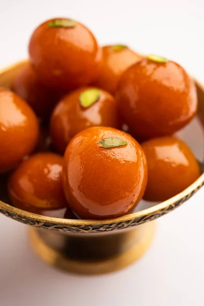 印度甜食Gulab Jamun放在一个圆形陶瓷碗里 — 图库照片