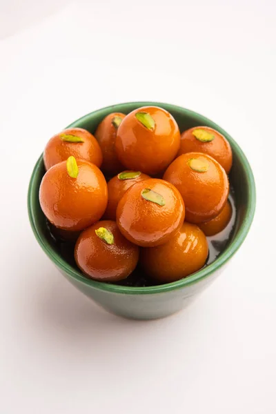 印度甜食Gulab Jamun放在一个圆形陶瓷碗里 — 图库照片
