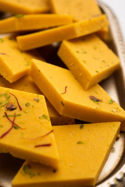 インドの甘い食べ物バダムBarfiまたはKatli Almond Sweet BurfiまたはMithaiとしても知られている バーフィー — ストック写真