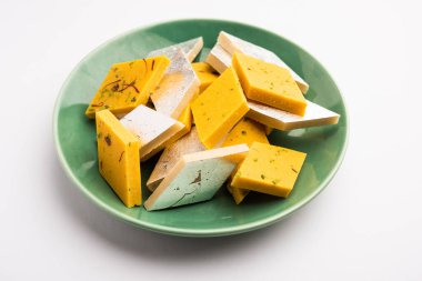 Kaju ve badam Katli, Hindistan 'ın popüler bir barfi, barfi veya burfi ürünüdür. Süt, khoya, kakule, badem ve şekerle yapılır.