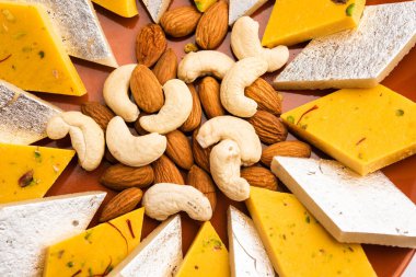 Kaju ve badam Katli, Hindistan 'ın popüler bir barfi, barfi veya burfi ürünüdür. Süt, khoya, kakule, badem ve şekerle yapılır.