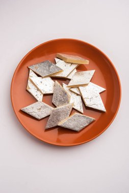 Kaju Katli, popüler bir Hint kahvesi, barfi ya da burfi sütlü, khoya, kakule ve şekerle yapılır.