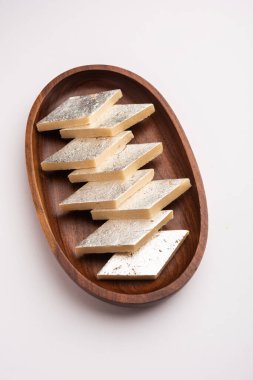 Kaju Katli, popüler bir Hint kahvesi, barfi ya da burfi sütlü, khoya, kakule ve şekerle yapılır.