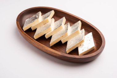 Kaju Katli, popüler bir Hint kahvesi, barfi ya da burfi sütlü, khoya, kakule ve şekerle yapılır.