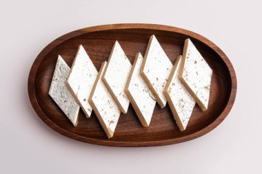 Kaju Katli, popüler bir Hint kahvesi, barfi ya da burfi sütlü, khoya, kakule ve şekerle yapılır.