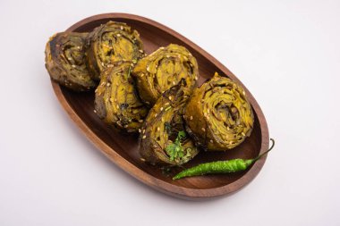 Patra, Paatra, Patrode veya Alu Vadi, Kolocasia yaprakları, pirinç unu, baharat, baharat ve jaggery kullanarak yapılan popüler bir mihrace ve Gujrati aperatifi.