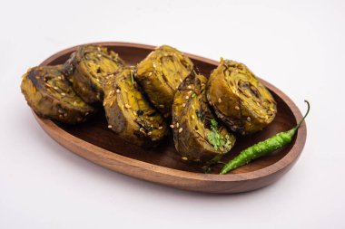 Patra, Paatra, Patrode veya Alu Vadi, Kolocasia yaprakları, pirinç unu, baharat, baharat ve jaggery kullanarak yapılan popüler bir mihrace ve Gujrati aperatifi.