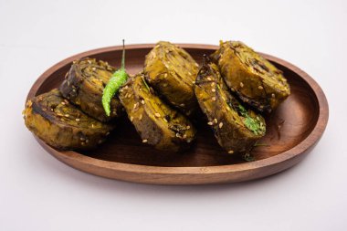 Patra, Paatra, Patrode veya Alu Vadi, Kolocasia yaprakları, pirinç unu, baharat, baharat ve jaggery kullanarak yapılan popüler bir mihrace ve Gujrati aperatifi.