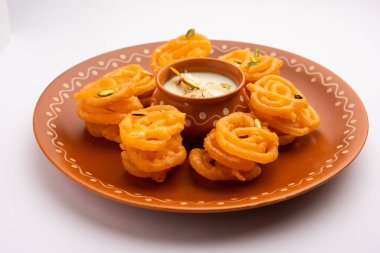 Rabri Jalebi ya da Imarati. Yoğunlaştırılmış sütten yapılmış rabdi. Hindistan 'dan gelen ünlü tatlı.
