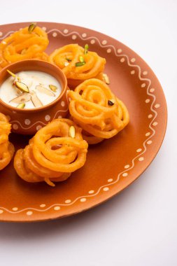Rabri Jalebi ya da Imarati. Yoğunlaştırılmış sütten yapılmış rabdi. Hindistan 'dan gelen ünlü tatlı.