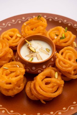 Rabri Jalebi ya da Imarati. Yoğunlaştırılmış sütten yapılmış rabdi. Hindistan 'dan gelen ünlü tatlı.
