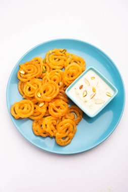 Rabri Jalebi ya da Imarati. Yoğunlaştırılmış sütten yapılmış rabdi. Hindistan 'dan gelen ünlü tatlı.