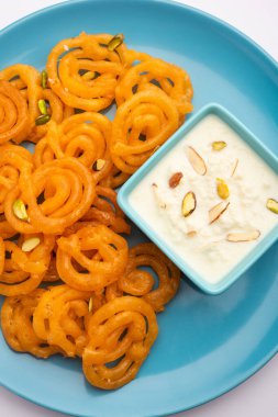 Rabri Jalebi ya da Imarati. Yoğunlaştırılmış sütten yapılmış rabdi. Hindistan 'dan gelen ünlü tatlı.