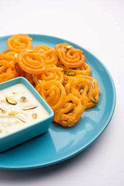 Rabri Jalebi ya da Imarati. Yoğunlaştırılmış sütten yapılmış rabdi. Hindistan 'dan gelen ünlü tatlı.