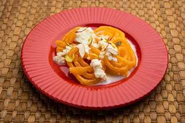 Rabri Jalebi ya da Imarati. Yoğunlaştırılmış sütten yapılmış rabdi. Hindistan 'dan gelen ünlü tatlı.