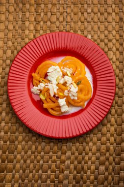 Rabri Jalebi ya da Imarati. Yoğunlaştırılmış sütten yapılmış rabdi. Hindistan 'dan gelen ünlü tatlı.