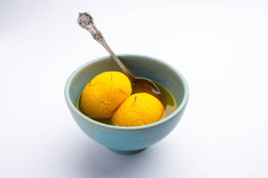 Rajbhog geleneksel bir Bengali tatlısıdır. Paneer ya da chena ile yapılır ve safran ve gül özüyle tatlandırılır.