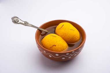 Rajbhog geleneksel bir Bengali tatlısıdır. Paneer ya da chena ile yapılır ve safran ve gül özüyle tatlandırılır.