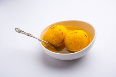 Rajbhog geleneksel bir Bengali tatlısıdır. Paneer ya da chena ile yapılır ve safran ve gül özüyle tatlandırılır.