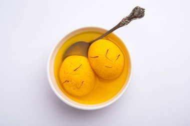 Rajbhog geleneksel bir Bengali tatlısıdır. Paneer ya da chena ile yapılır ve safran ve gül özüyle tatlandırılır.