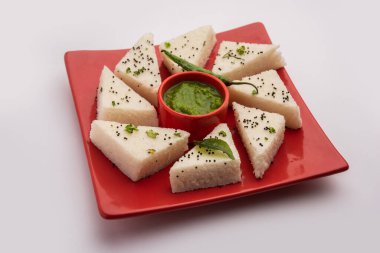 Khaman beyaz Dhokla pirinçten ya da urad dal 'dan yapılan Khaman beyaz Dhokla, Hindistan' ın Gujrat kentinden yapılan popüler bir kahvaltıdır. Seçici odak