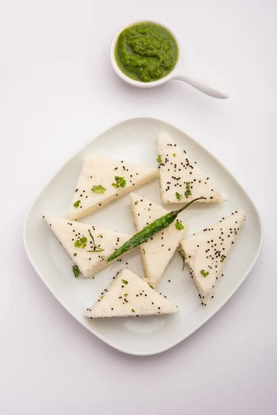 由米饭或乌拉德豆制成的哈曼白豆是一种受欢迎的早餐或来自印度古吉拉特的小吃 配以绿茶和热茶 有选择的重点 — 图库照片