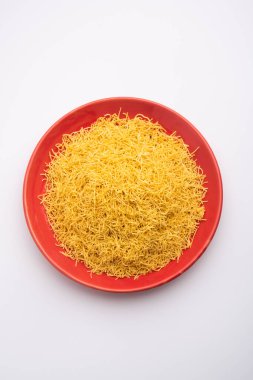 Besan Sev veya Hint Namkeen Noodles nohut. Popüler Gujarati Kızarmış Çay Zamanı Atıştırmalığı.