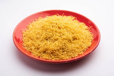 Besan Sev veya Hint Namkeen Noodles nohut. Popüler Gujarati Kızarmış Çay Zamanı Atıştırmalığı.
