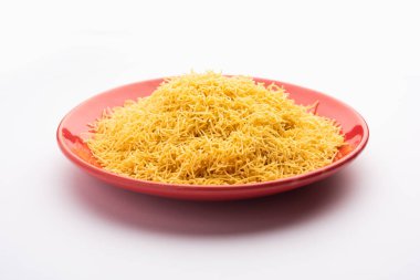 Besan Sev veya Hint Namkeen Noodles nohut. Popüler Gujarati Kızarmış Çay Zamanı Atıştırmalığı.
