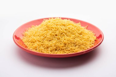 Besan Sev veya Hint Namkeen Noodles nohut. Popüler Gujarati Kızarmış Çay Zamanı Atıştırmalığı.