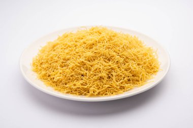 Besan Sev veya Hint Namkeen Noodles nohut. Popüler Gujarati Kızarmış Çay Zamanı Atıştırmalığı.