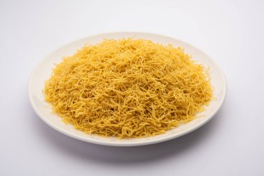 Besan Sev veya Hint Namkeen Noodles nohut. Popüler Gujarati Kızarmış Çay Zamanı Atıştırmalığı.