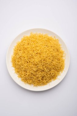 Besan Sev veya Hint Namkeen Noodles nohut. Popüler Gujarati Kızarmış Çay Zamanı Atıştırmalığı.