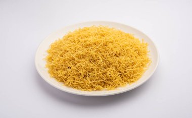 Besan Sev veya Hint Namkeen Noodles nohut. Popüler Gujarati Kızarmış Çay Zamanı Atıştırmalığı.