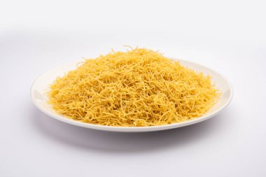 Besan Sev veya Hint Namkeen Noodles nohut. Popüler Gujarati Kızarmış Çay Zamanı Atıştırmalığı.