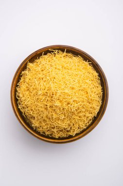 Besan Sev veya Hint Namkeen Noodles nohut. Popüler Gujarati Kızarmış Çay Zamanı Atıştırmalığı.