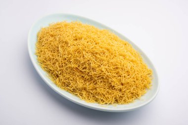 Besan Sev veya Hint Namkeen Noodles nohut. Popüler Gujarati Kızarmış Çay Zamanı Atıştırmalığı.