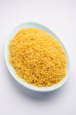 Besan Sev veya Hint Namkeen Noodles nohut. Popüler Gujarati Kızarmış Çay Zamanı Atıştırmalığı.