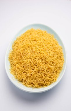 Besan Sev veya Hint Namkeen Noodles nohut. Popüler Gujarati Kızarmış Çay Zamanı Atıştırmalığı.