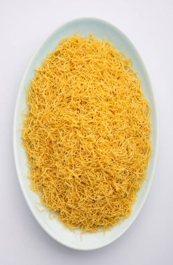 Besan Sev veya Hint Namkeen Noodles nohut. Popüler Gujarati Kızarmış Çay Zamanı Atıştırmalığı.