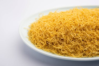 Besan Sev veya Hint Namkeen Noodles nohut. Popüler Gujarati Kızarmış Çay Zamanı Atıştırmalığı.