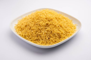 Besan Sev veya Hint Namkeen Noodles nohut. Popüler Gujarati Kızarmış Çay Zamanı Atıştırmalığı.